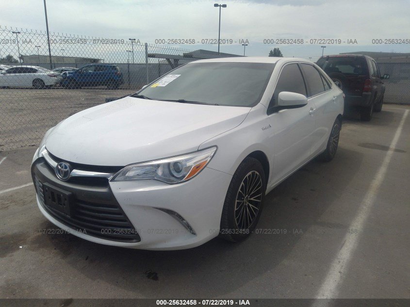 Купить белую бу TOYOTA CAMRY 1.8 2015 года в США