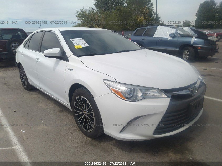 Купить белую бу TOYOTA CAMRY 1.8 2015 года в США