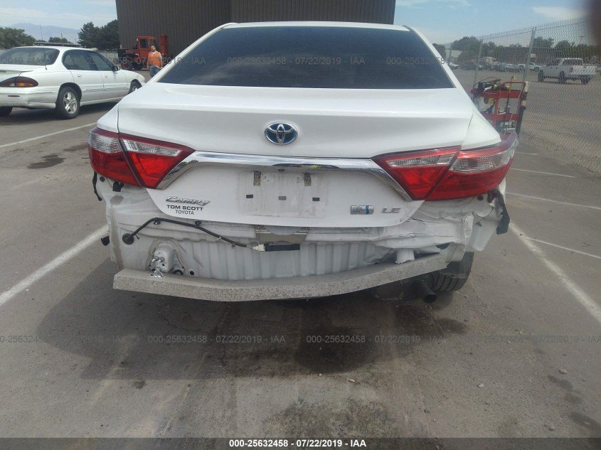 Купить белую бу TOYOTA CAMRY 1.8 2015 года в США