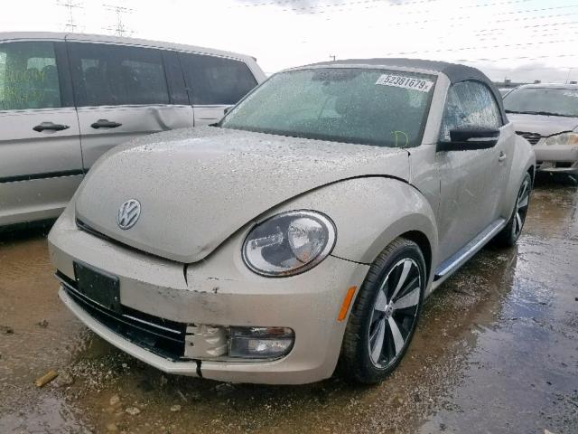 Купить бу VOLKSWAGEN BEETLE 2.0 2013 года в США