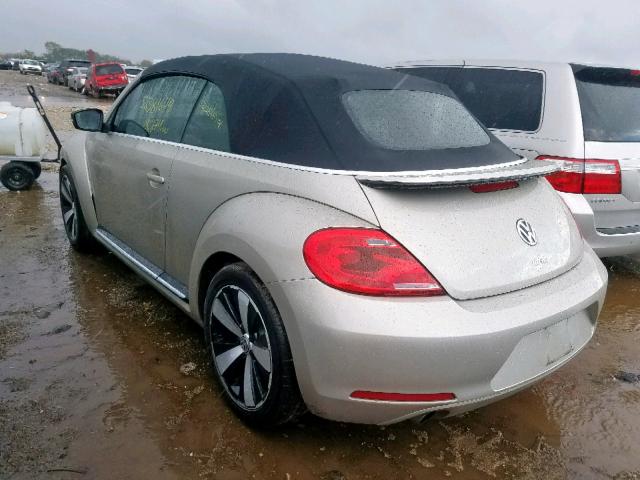 Купить бу VOLKSWAGEN BEETLE 2.0 2013 года в США