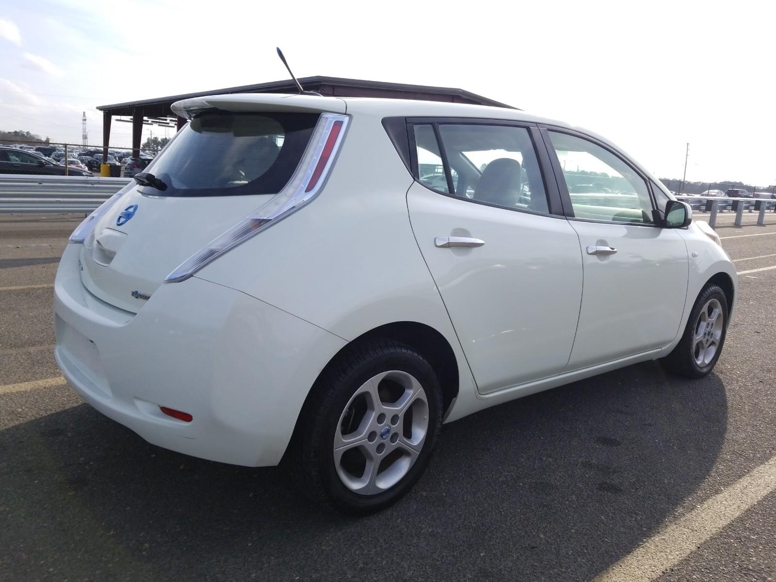 Купить бу Nissan LEAF 24.2kWt 2014 года в США