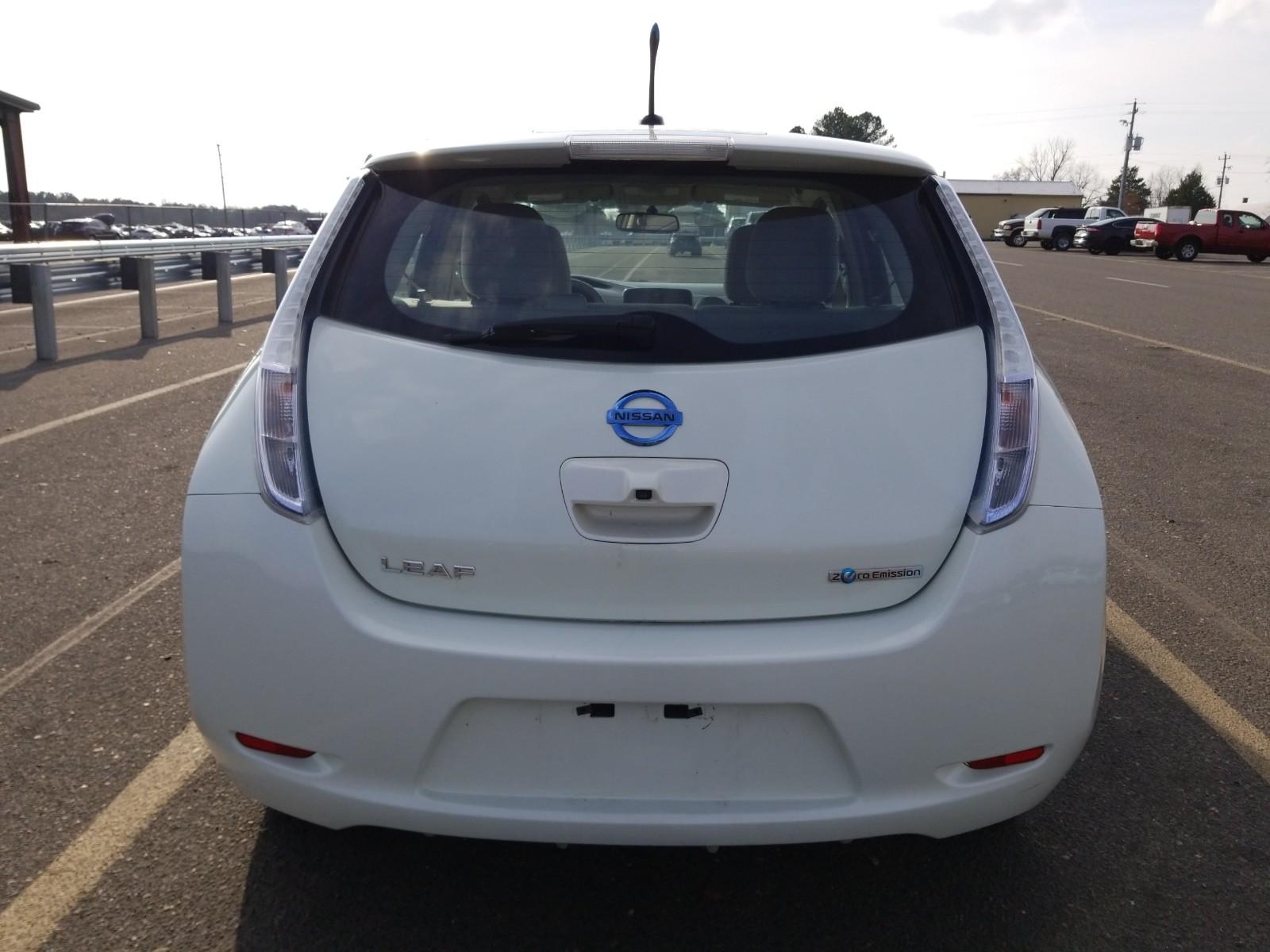 Купить бу Nissan LEAF 24.2kWt 2014 года в США