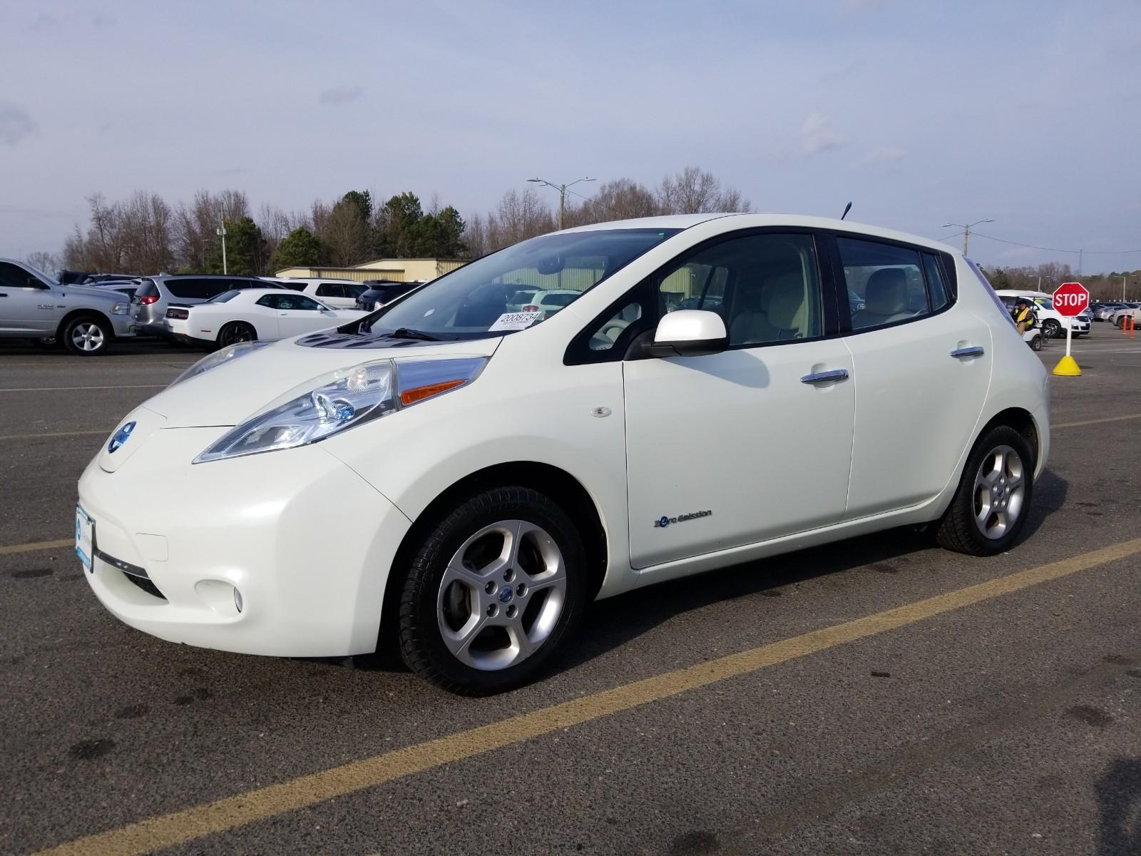 Купить бу Nissan LEAF 24.2kWt 2014 года в США