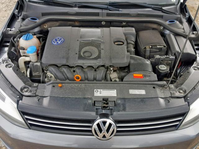 Купить бу Volkswagen Jetta 2.5 2013 года в США