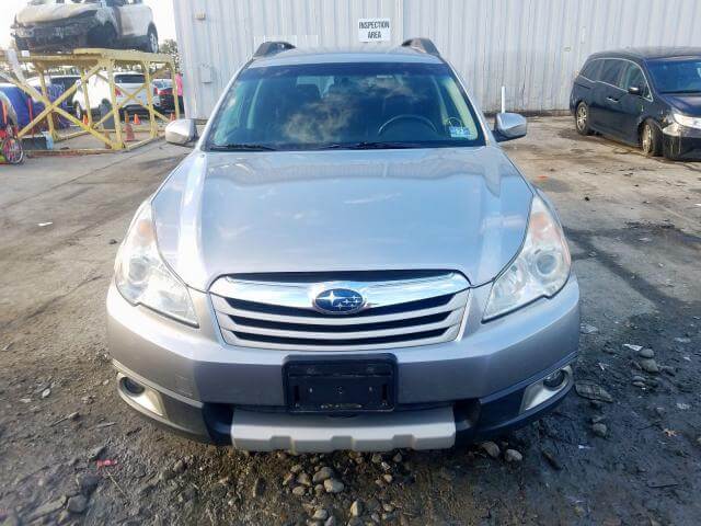 Купить белую бу SUBARU OUTBACK 2.5I 2011 года в США