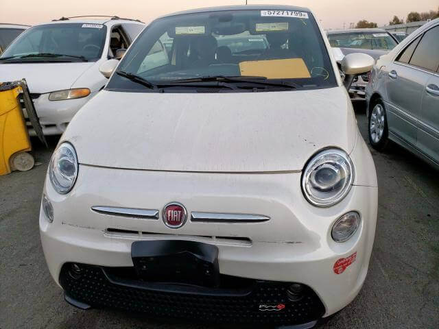 Купить бу FIAT 500E 24 кВтч 2017 года в США