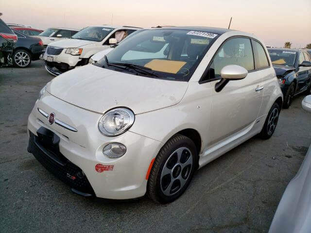 Купить бу FIAT 500E 24 кВтч 2017 года в США