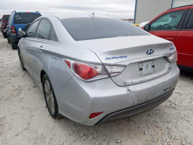 Купить бу HYUNDAI SONATA HYBRID 2.4 2013 года в США