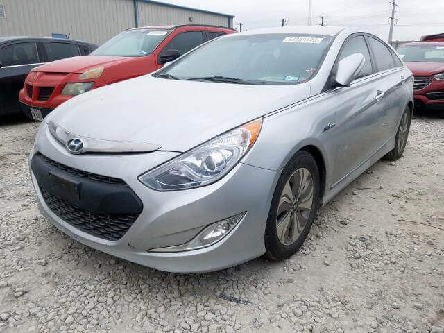 Купить бу HYUNDAI SONATA HYBRID 2.4 2013 года в США