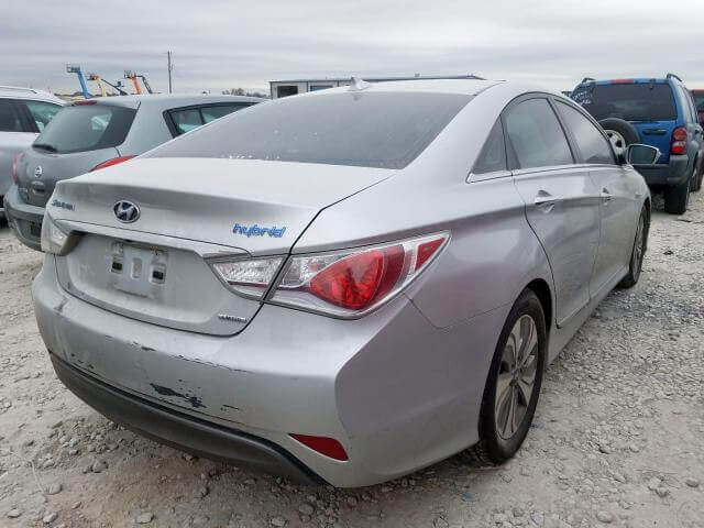 Купить бу HYUNDAI SONATA HYBRID 2.4 2013 года в США