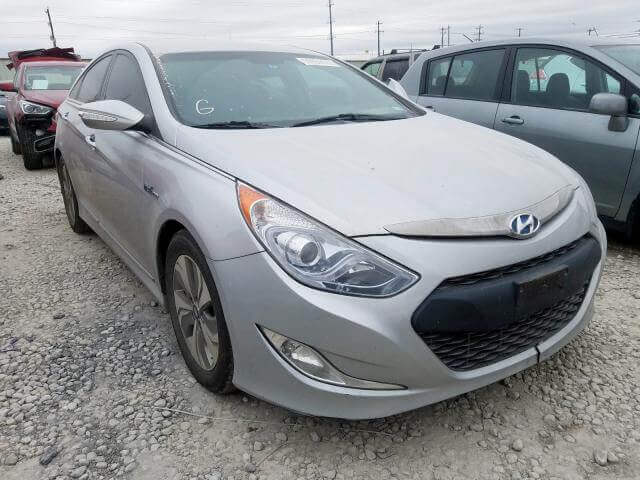 Купить бу HYUNDAI SONATA HYBRID 2.4 2013 года в США