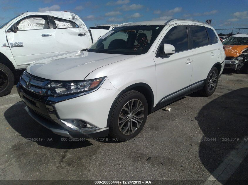 Купить бу MITSUBISHI OUTLANDER 2.4 2017 года в США