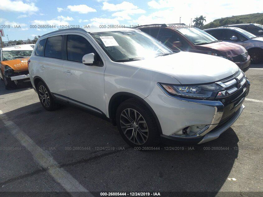 Купить бу MITSUBISHI OUTLANDER 2.4 2017 года в США