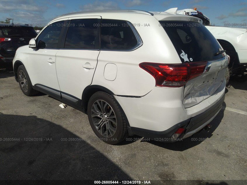 Купить бу MITSUBISHI OUTLANDER 2.4 2017 года в США