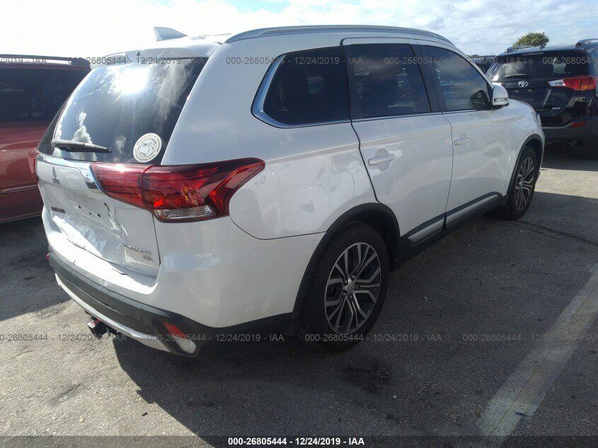 Купить бу MITSUBISHI OUTLANDER 2.4 2017 года в США