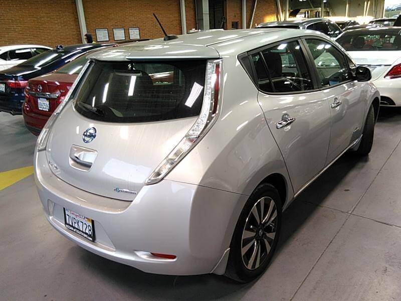 Купить бу Nissan LEAF 30 kwt 2016 года в США