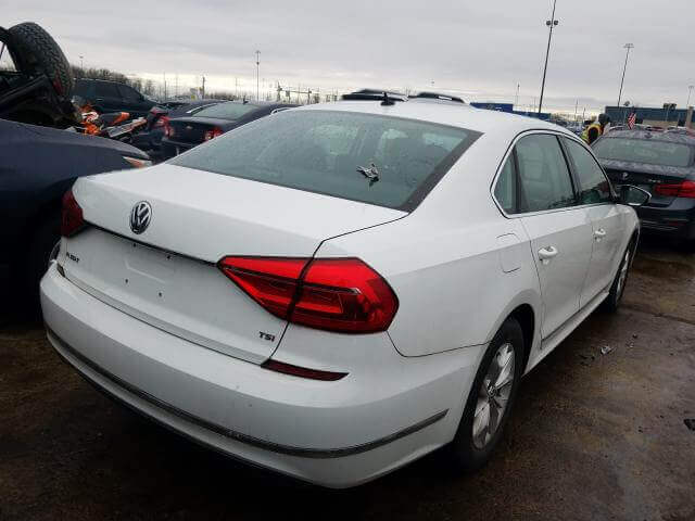 Купить бу VOLKSWAGEN PASSAT 1.8 2015 года в США