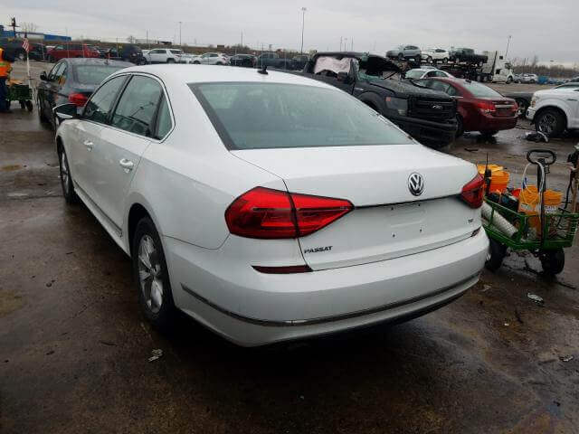 Купить бу VOLKSWAGEN PASSAT 1.8 2015 года в США