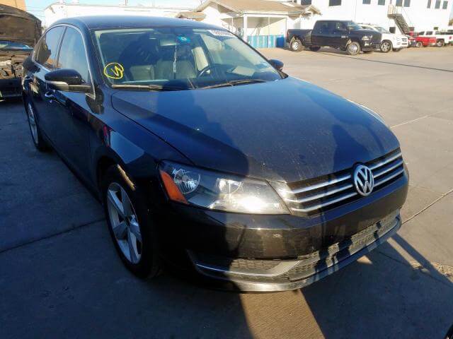 Купить бу VOLKSWAGEN PASSAT 2.5 2013 года в США