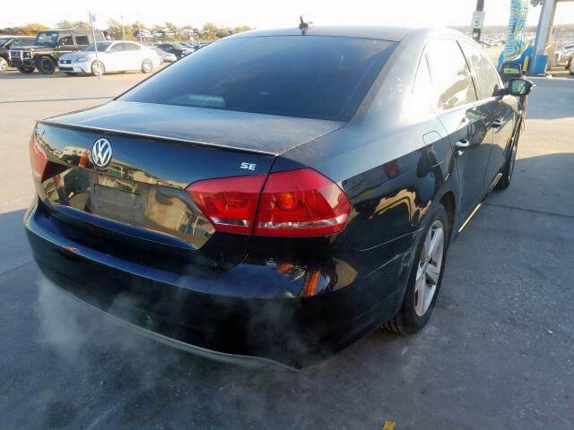 Купить бу VOLKSWAGEN PASSAT 2.5 2013 года в США