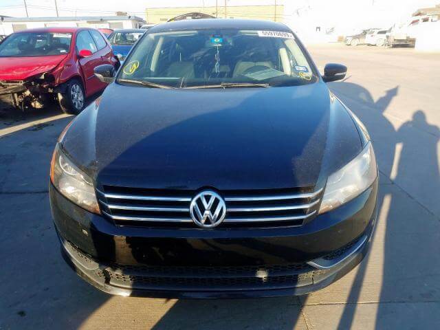 Купить бу VOLKSWAGEN PASSAT 2.5 2013 года в США