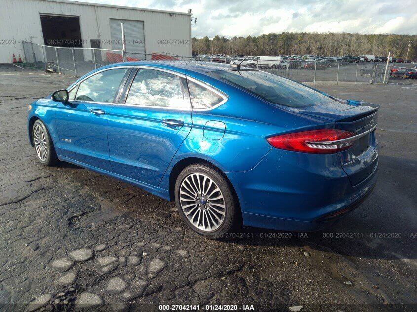 Купить бу FORD FUSION TITANIUM 2.0 2017 года в США