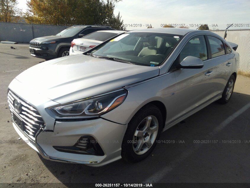 Купить бу HYUNDAI SONATA HYBRID 2019 года в США