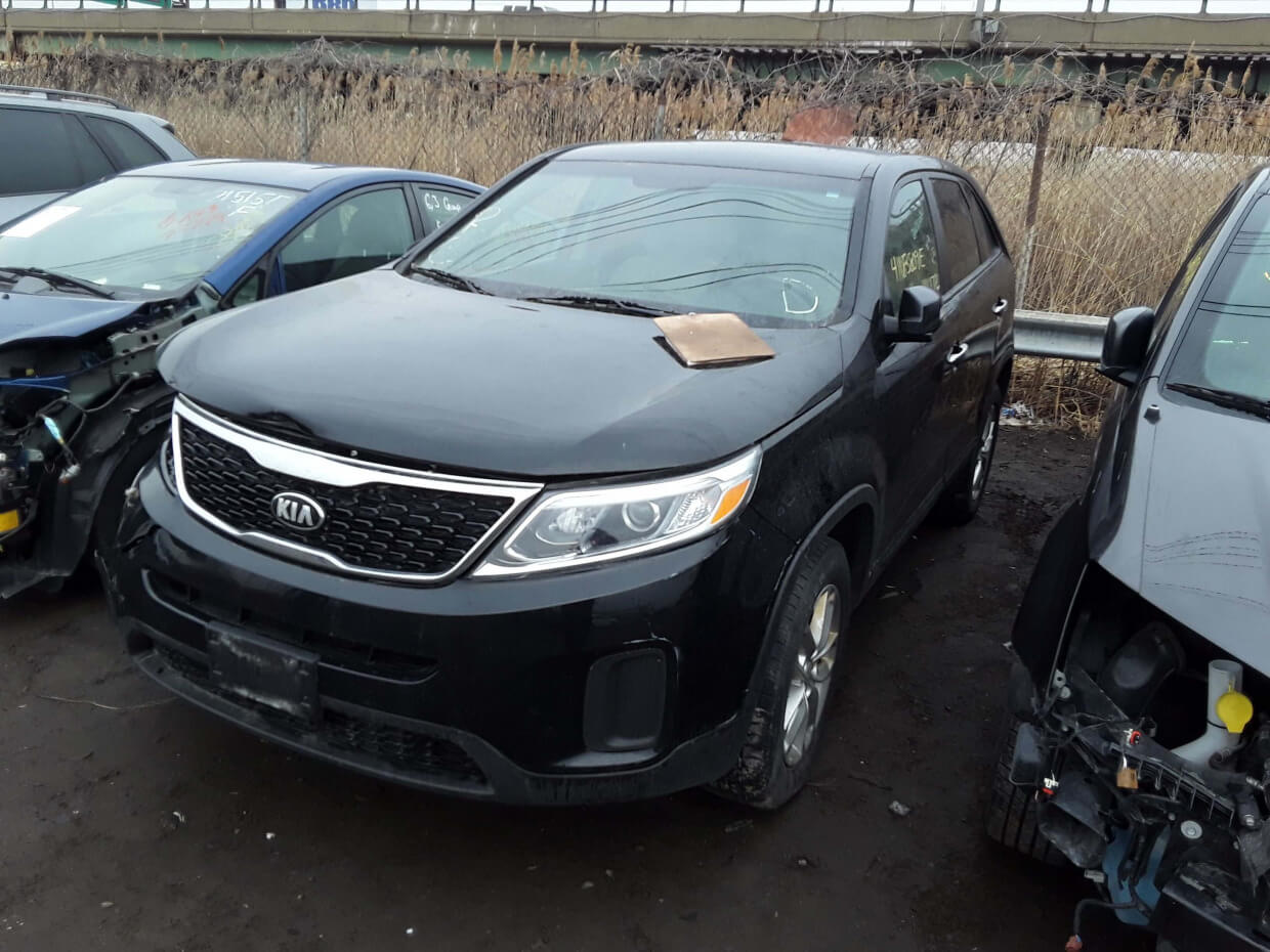 Купить б/у KIA SORENTO 2.4 2014 года в США