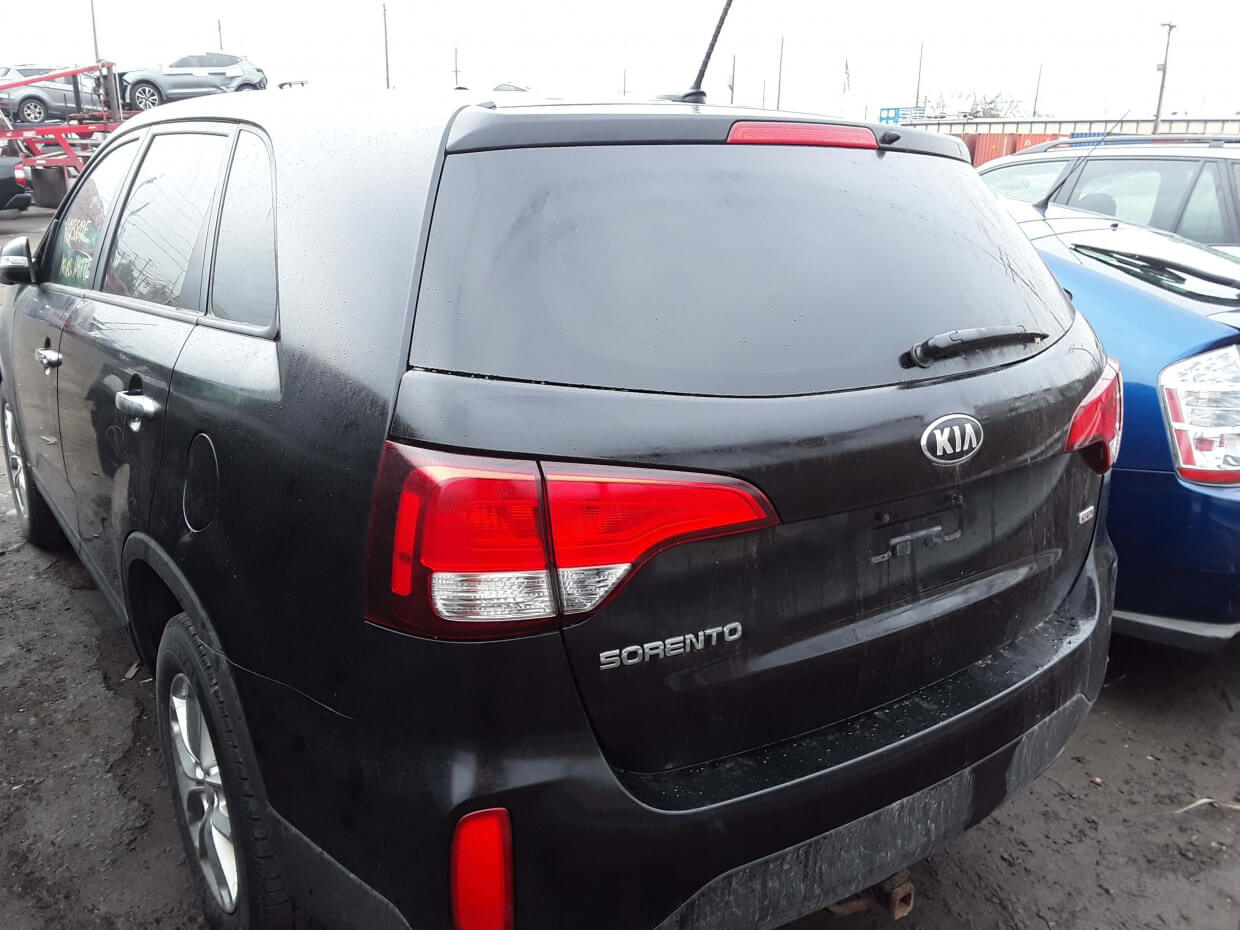 Купить б/у KIA SORENTO 2.4 2014 года в США