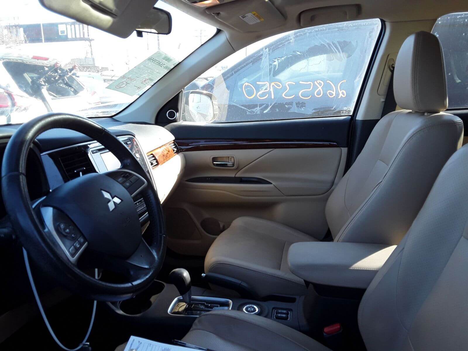 Купить бу MITSUBISHI OUTLANDER 2.4 2013 года в США