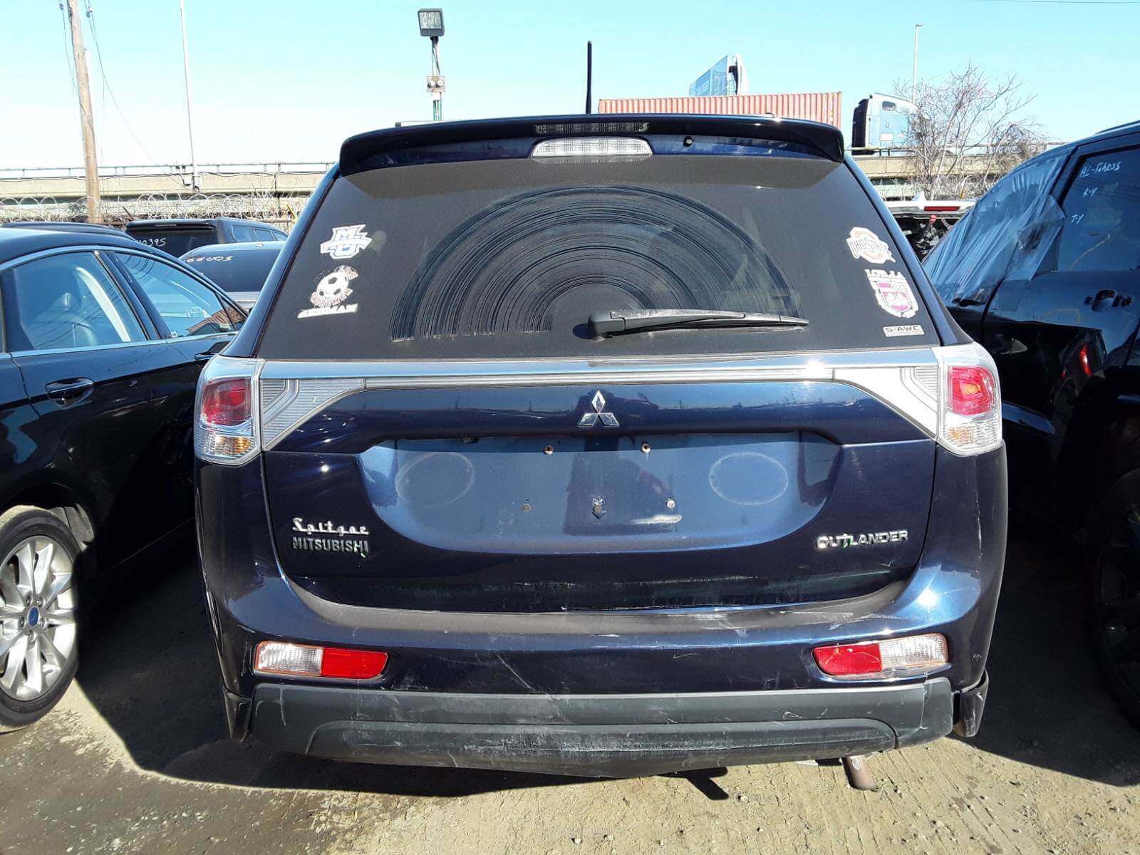 Купить бу MITSUBISHI OUTLANDER 2.4 2013 года в США