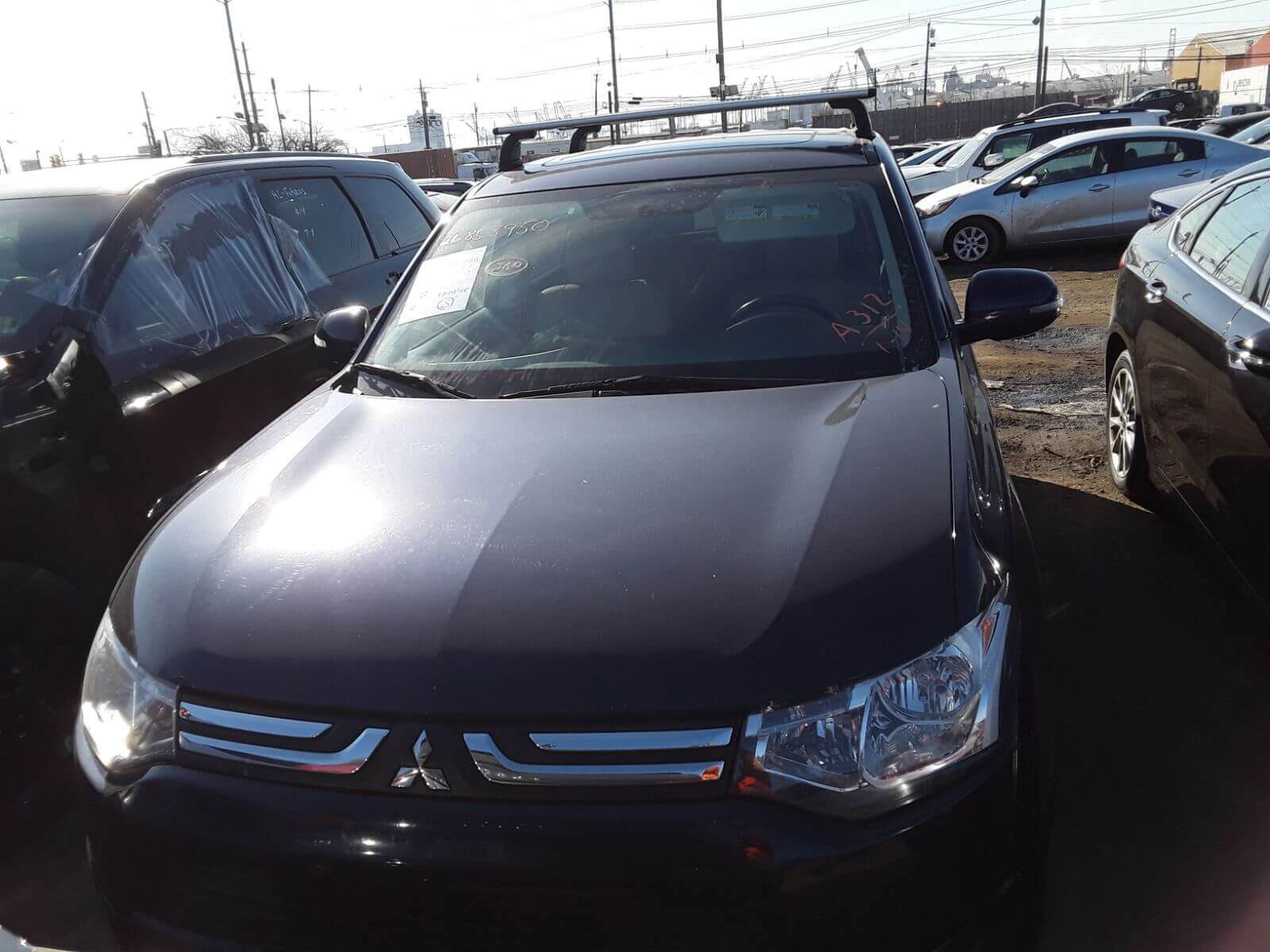 Купить бу MITSUBISHI OUTLANDER 2.4 2013 года в США