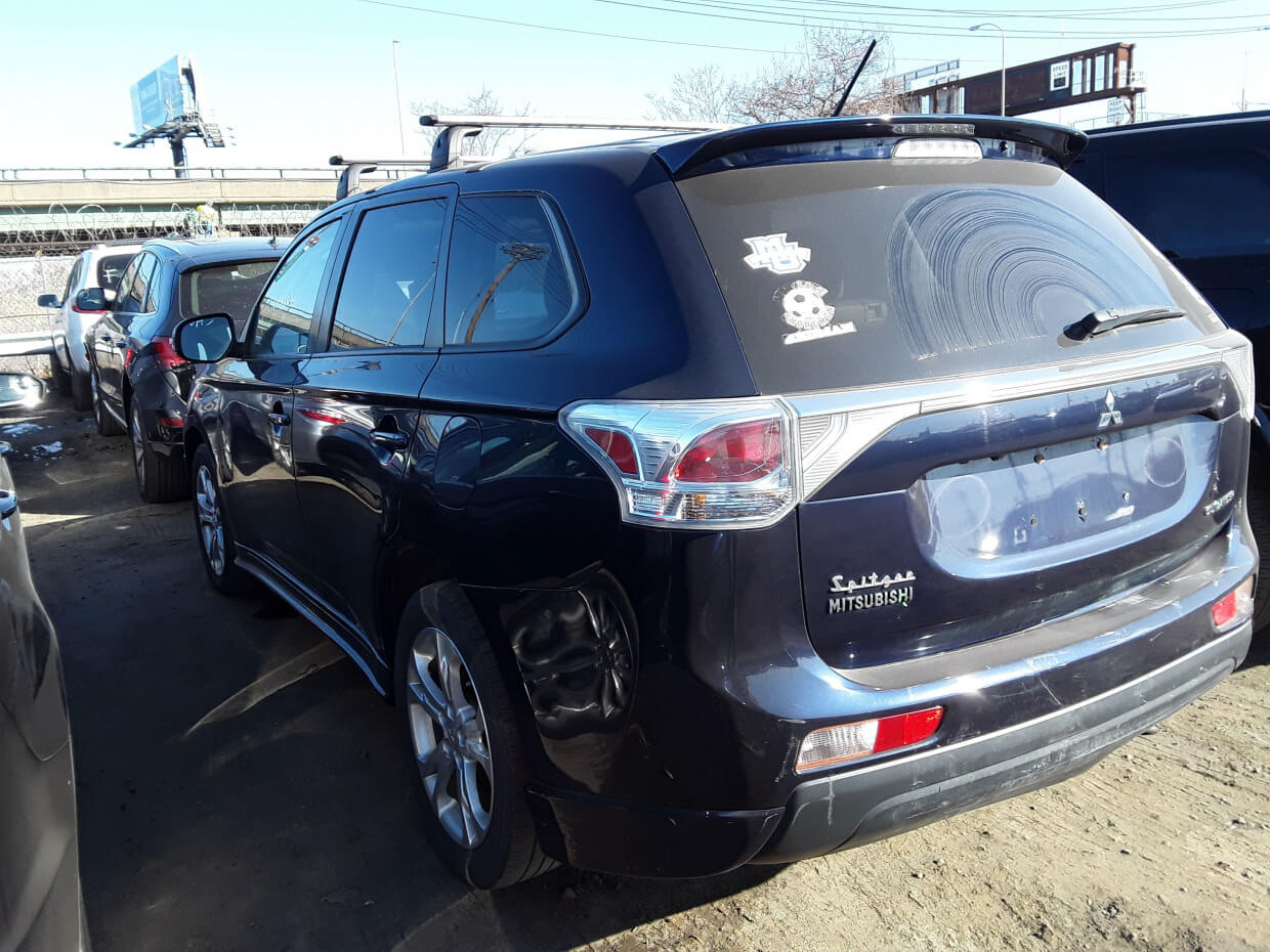 Купить бу MITSUBISHI OUTLANDER 2.4 2014 года в США