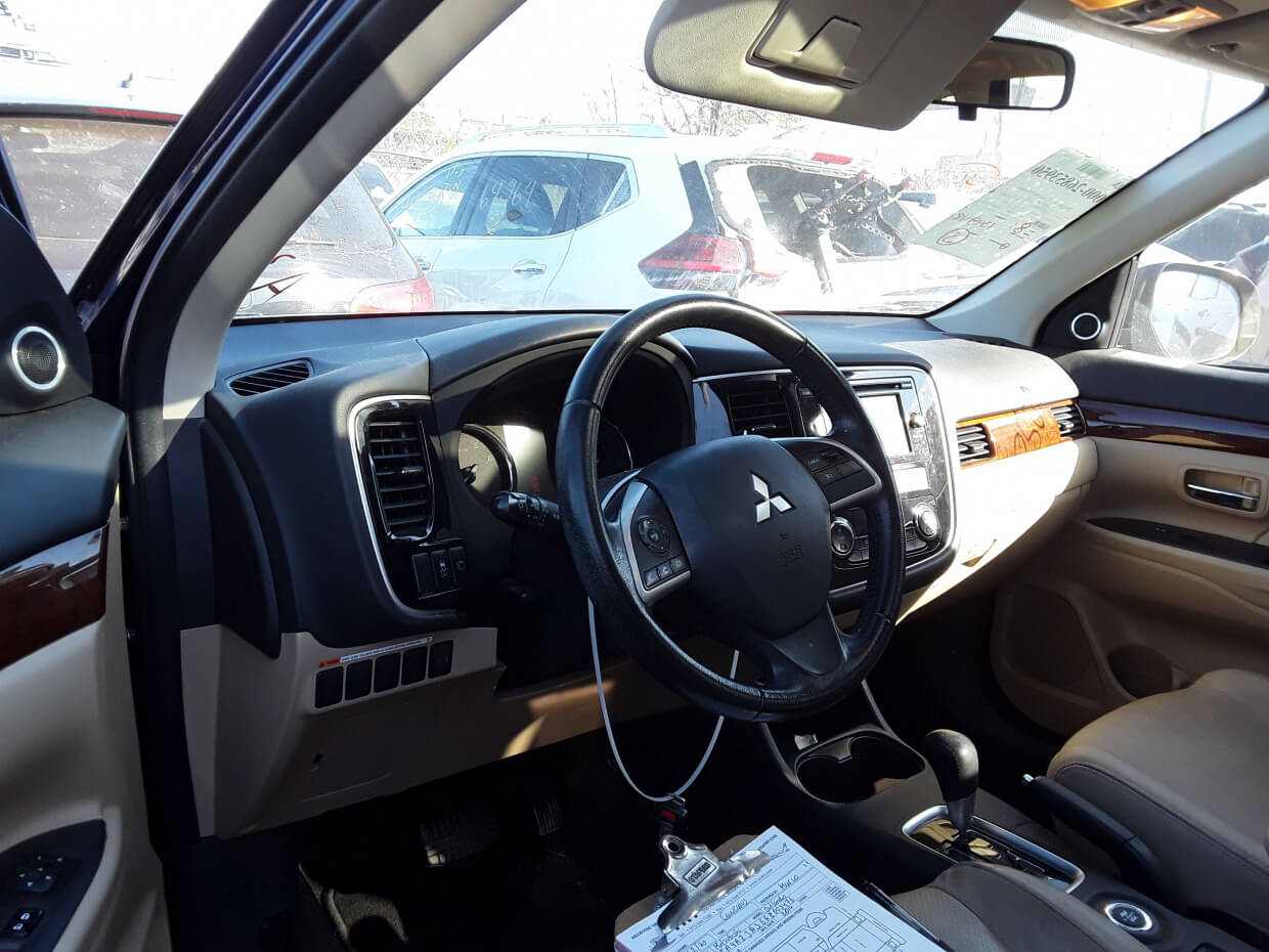 Купить бу MITSUBISHI OUTLANDER 2.4 2014 года в США