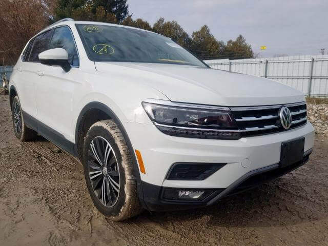 Купить бу VOLKSWAGEN TIGUAN 2.0 2018 года в США