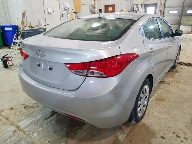 Kupit-bu-HYUNDAI-ELANTRA-1.8-2013-goda-v-SShA-3