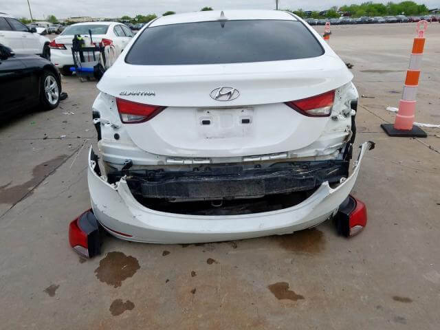 Купить бу HYUNDAI ELANTRA 1.8 2015 года в США