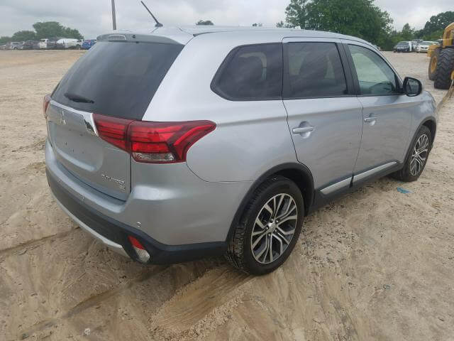 Купить бу Mitsubishi Outlander 2.4 2016 года в США