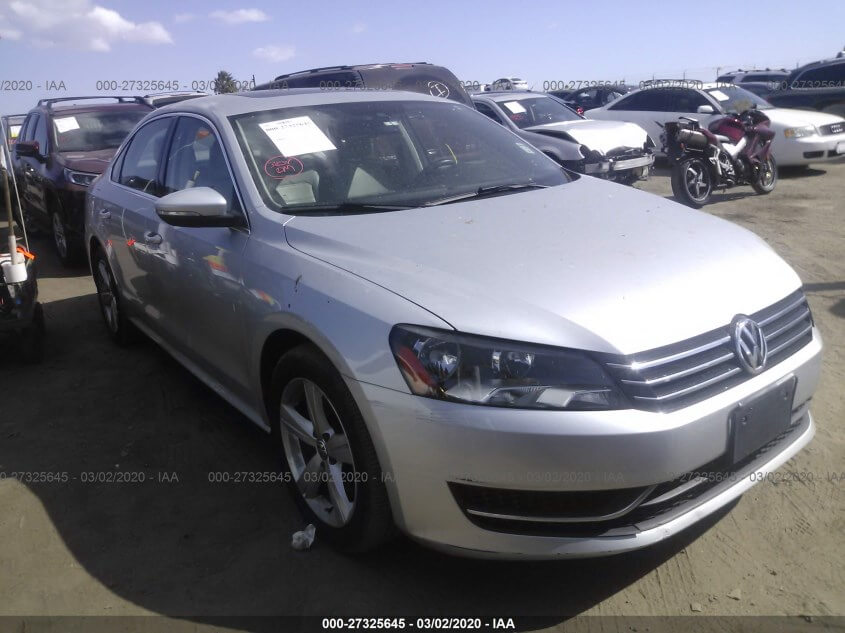 Купить бу Volkswagen Passat 2.5 2012 года в США