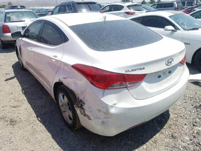 Купить бу HYUNDAI ELANTRA GLS 1.8 2013 года в США