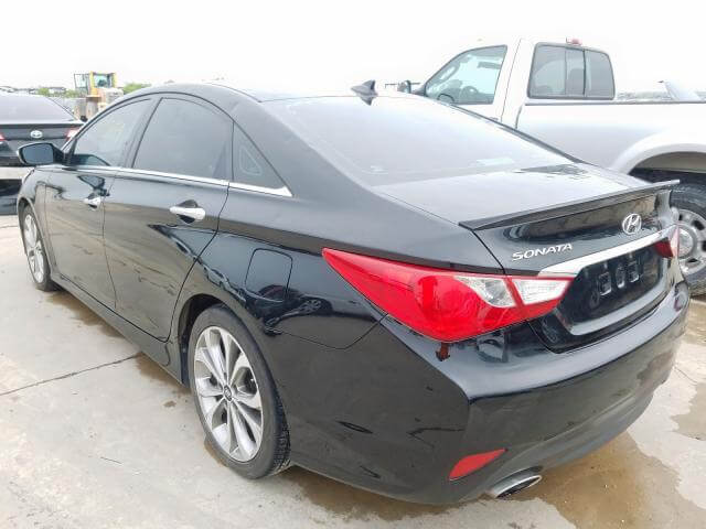 Купить бу Hyundai Sonata 2.0 2014 года в США