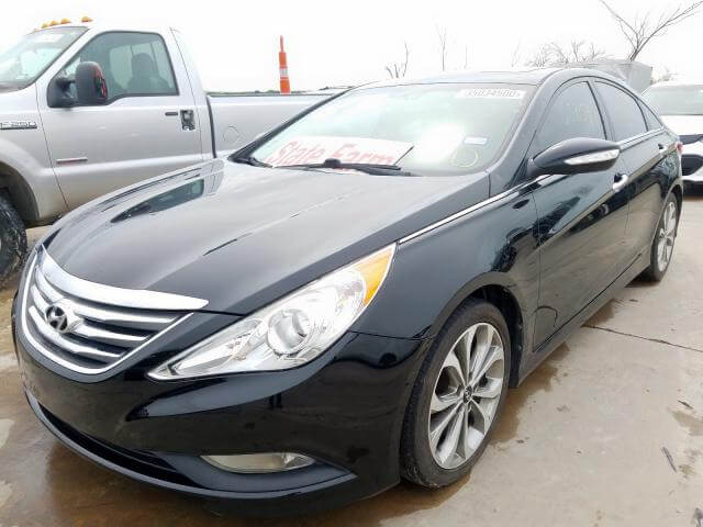 Купить бу Hyundai Sonata 2.0 2014 года в США