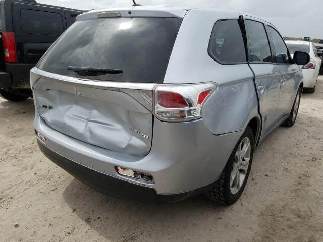 Купить бу MITSUBISHI OUTLANDER SE 2014 года в США