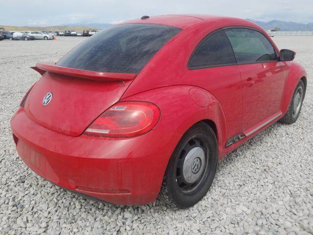 Купить бу VOLKSWAGEN BEETLE 2.5 2013 года в США