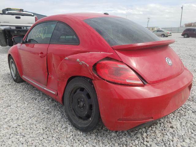 Купить бу VOLKSWAGEN BEETLE 2.5 2013 года в США