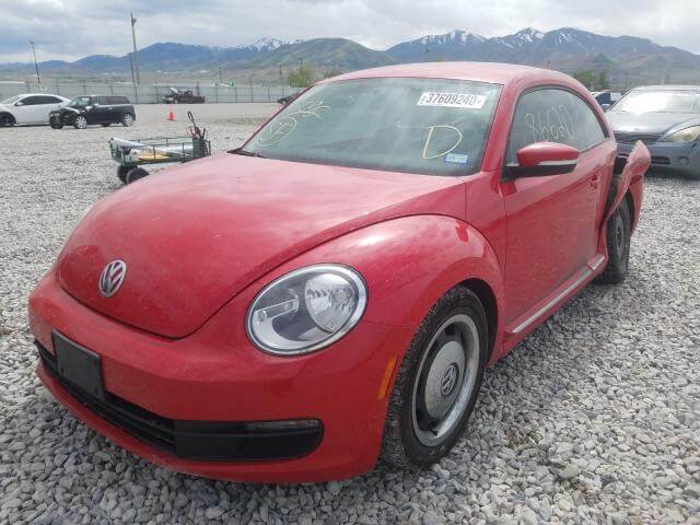 Купить бу VOLKSWAGEN BEETLE 2.5 2013 года в США