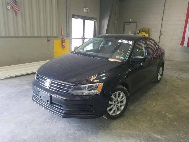 Купить бу Volkswagen Jetta 1.8 2015 года в США