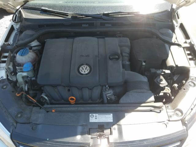 Купить б/у Volkswagen Jetta 2.5 2013 года в США