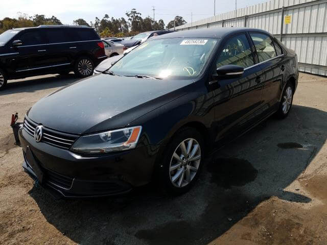 Купить бу Volkswagen Jetta 2.5 2013 года в США